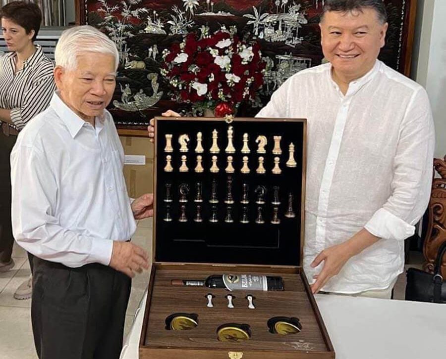 Bộ Cờ Vua Henry Le Tặng Nguyên Thủ Quốc Gia