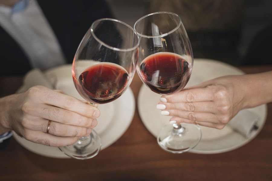 kiến thức chung về rượu vang cách cầm ly rượu vang đúng cách