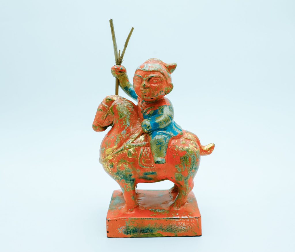 Thánh Gióng III - Tượng Sơn Mài Nghệ Thuật bởi Họa Sĩ Nguyễn Tấn Phát